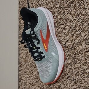 Women's size 7, Brooks running shoes. Brand new!